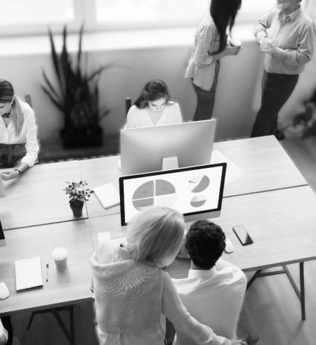 empleados-mayores-y-jovenes-que-trabajan-en-la-oficina-vista-vertical-superior-Photoroom