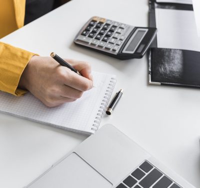 mujer-de-alto-angulo-en-el-trabajo-de-oficina mujer-de-alto-angulo-en-el-trabajo-de-oficina